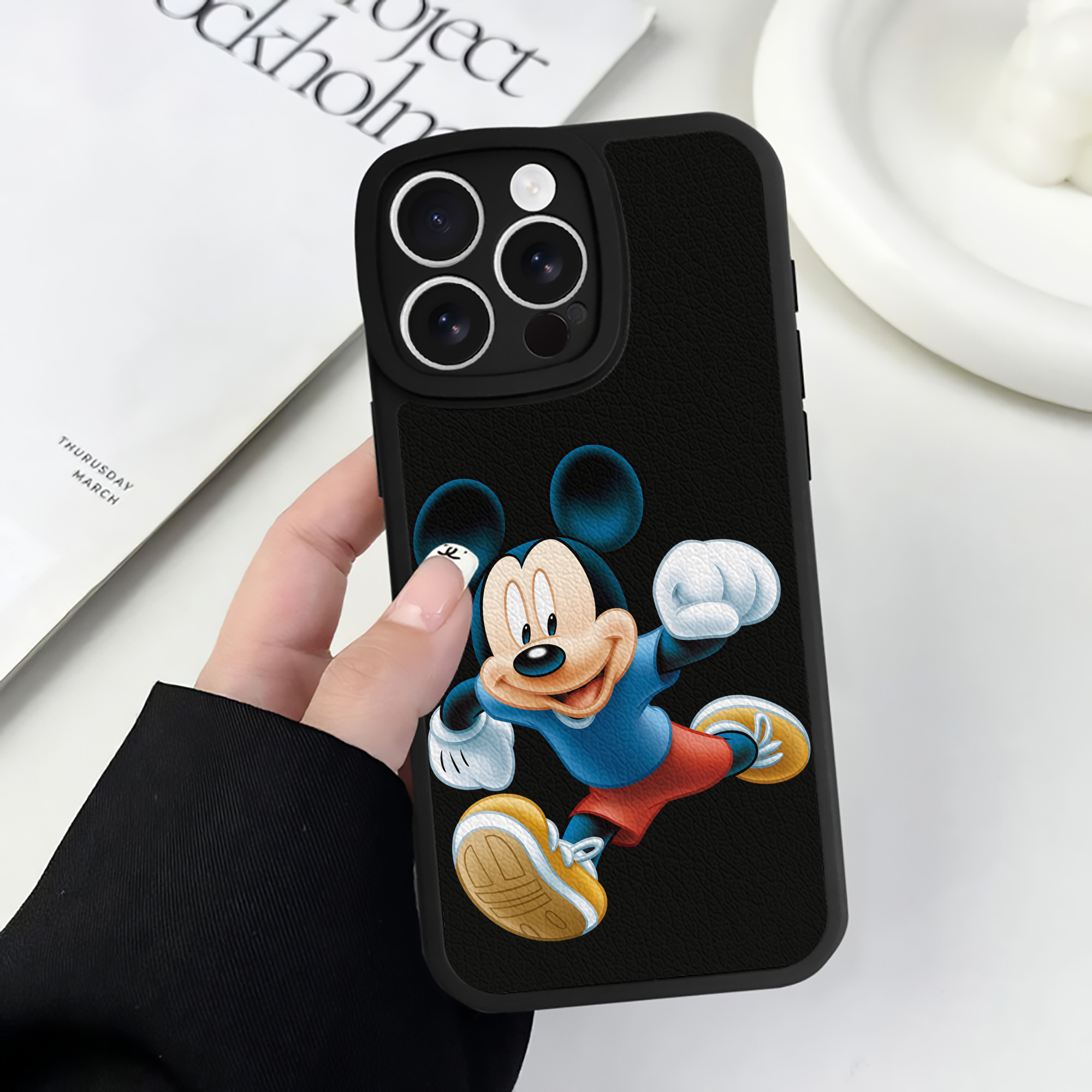 （画像用） ミッキーマウス Mickey Mouse 【iPhone 16シリーズ対応】シリコンスマホケース（レザー調） 材質：シリコン